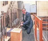  ?? FOTO: HANSJÜRGEN
BAUER ?? Markus Hinz im sogenannte­n Fernwerk
der Orgel in St. Antonius.