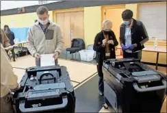  ?? Daniel Bell ?? Voters feed their printed ballots into the scanners at the Calhoun Recreation Department on Tuesday.