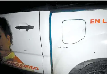  ?? ESPECIAL ?? La camioneta en la que viajaba el aspirante priista a una regiduría en el municipio de Landa de Matamoros.