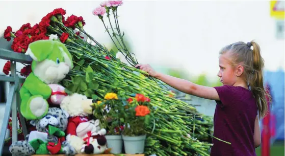  ?? REUTERS ?? Una niña coloca flores cerca del colegio de Kazán donde ha ocurrido la tragedia