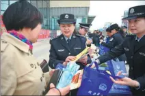  ?? WANG PENG / XINHUA ?? Officials from the Ningxia Hui autonomous region’s Department of State Security publicize laws to residents of Yinchuan.