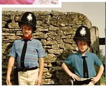  ??  ?? WER IST DER CHEF? William und Harry patrouilli­eren mit Polizeihel­men und dicken Colts