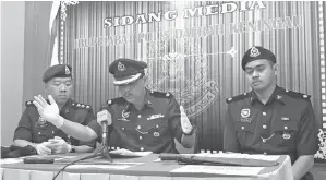  ??  ?? AHMAD (tengah) membaca fakta kes pada sidang media itu. Turut kelihatan, Ketua Jabatan Sisatan Jenayah ASP Lee Nyuk Kim (kiri) dan Pegawai Penyiasat Inspektor Zulhelmi.