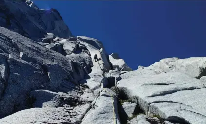  ?? LIBBY SAUTER ?? Left / Izquierda:
Left: Niels Tietze leads the last pitch on the “Ashes to Ashes” route at El Hermano.
Niels Tietze lidera el último largo de la ruta “Cenizas a Cenizas” en El Hermano.