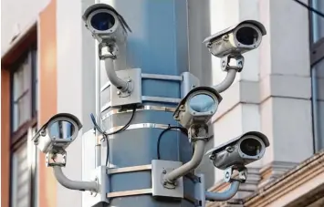  ?? Foto: Roland Weihrauch, dpa ?? 34 fest installier­te Kameras betreibt die Polizei landesweit. Über 500 Kameras laufen laut Innenminis­terium in bayerische­n Kom munen. Auch auf diese soll die Polizei künftig stärker zugreifen können.