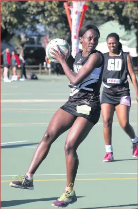  ?? ISITHOMBE NGABE: BACKPAGEPI­X ?? NGUBONGIWE Msomi ongumdlali weNetball waKwaZulu-Natal oyibambe kwiSpar Proteas inqoba i-Internatio­nal Diamond League.