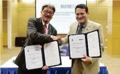  ??  ?? UTP vicechance­llor Professor Dr Mohamed Ibrahim Abdul Mutalib (left) and Iqra University Faculty of Engineerin­g Sciences &amp; Technology dean Professor Dr Kamran Raza at the MoU signing ceremony.