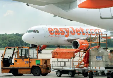  ?? (Imagoecono­mica) ?? In pista Uno degli Airbus con la livrea bianco-arancione di Easyjet sull’asfalto di Malpensa