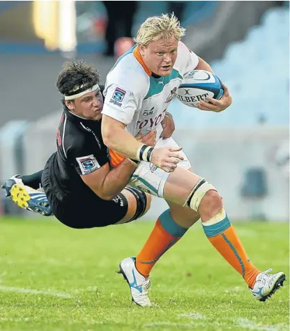  ?? Picture: BACKPAGEPI­X ?? POWERHOUSE: Cheetahs captain Adriaan Strauss trying to break a tackle by Marcell Coetzee of the Sharks. He says the enthusiasm of young players, especially on defence, has played a big role in the success of the team in Super Rugby fixtures so far this...