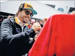  ??  ?? FANS. Alonso firma autógrafos a sus seguidores en Canadá.