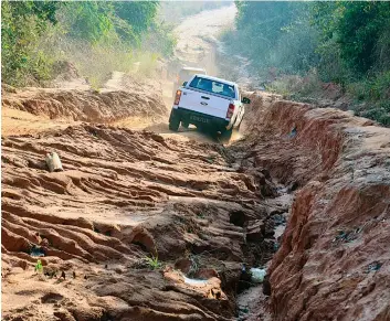  ?? MAVITIDI MULAZA | EDIÇÕES NOVEMBRO ?? Estrada em avançado estado de degradação está a impedir a circulação rodoviária