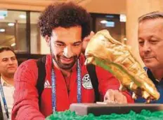  ?? Reuters ?? Mohammad Salah next to the 100-kg cake topped with a golden boot he received as a birthday present from fans.