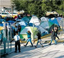  ?? LOREN ELLIOTTEFE ?? Las fechas falsas obligan a los migrantes permanecer en México indefinida­mente/