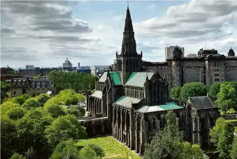  ??  ?? A Catedral de Glasgow, construída há cerca de 800 anos, vista a partir da Necropolis, cemitério da era Vitoriana no alto da colina