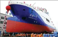  ?? RUAN YULIN / CHINA NEWS SERVICE ?? Deep Sea 1 is moved into the water in Wuhan, Hubei province, on Saturday.