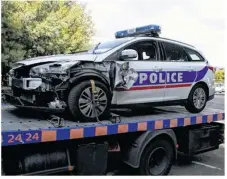  ??  ?? Si le policier n’est que légèrement blessé, la voiture est hors d’usage