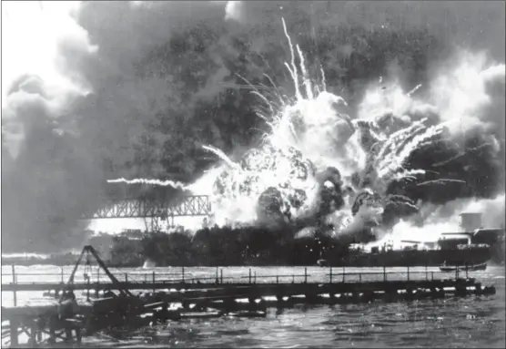  ?? Alle foto: AP/NTB scanpix ?? Destroyere­n USS Shaw eksplodere­r etter å ha blitt truffet av japanske bomber.