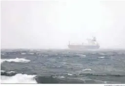  ?? ANDRÉS CARRASCO ?? Un barco, en mitad del temporal en la Bahía de Algeciras.