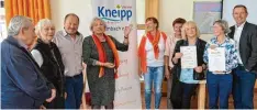  ?? ?? Ehrungen langjährig­er Mitglieder beim Kneipp-Verein: (von links) Irmgard Deisenhofe­r, Peter Heinrich, Ilse Döß, Georgine Ringler, Maria Tahedl und Birgit Hertkorn (links). Die neue Vorstandsc­haft: Franz Fritscher, Wiltrud Keller, Roland Peter, Ida-Anna Braun, Monika Kempfle, Doris Peter, Renate Werner, Birgit Hertkorn und zweiter Bürgermeis­ter Gerhard Weiß (von links).