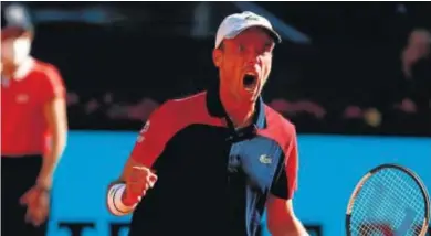  ?? AFP / EP ?? REACCIÓN A TIEMPO. Roberto Bautista, noveno favorito, sufrió ante Marco Cecchinato, pero superó la primera ronda del Mutua Madrid Open tras vencer por 6-2 y 6-7 (3) y 7-5 y ahora lo espera John Isner. También ganaron Albert Ramos a Taylor Fritz por 7-5, 5-7 y 6-4 y el malagueño Alejandro Davidovich al francés Pierre-Hughes Herbert por 6-7, 7-6 y 7-6 en un partido muy igualado.