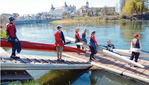  ?? Fotos: Xaver Habermeier ?? Bei sonnigem Wetter und endlich einmal richtigen Frühlingst­emperature­n freuten sich auch die Sportler vom Ruderclub Neuburg auf eine Trainingsr­unde in der – allerdings noch recht frischen – Donau.