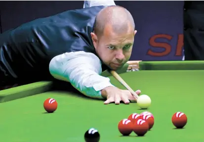  ??  ?? Barry Hawkins in action against Stephen Maguire of Scotland during their second-round match at the Shanghai Masters yesterday. The Englishman advanced with a 6-3 victory. — Dong Jun