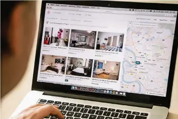  ?? RP-FOTO: ANDREAS ENDERMANN ?? Die Internet-Plattform Airbnb ist bei Touristen, die in Düsseldorf nach einer Übernachtu­ngsmöglich­keit suchen, beliebt. Das Unternehme­n spricht von 3000 Anbietern für Wohnungen in Düsseldorf.