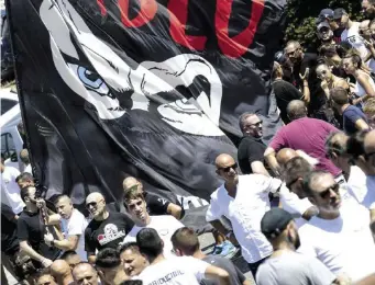  ?? Ansa/LaPresse ?? Il capo della curva nord
Fabrizio “Diabolik” Piscitelli, ucciso il 7 agosto 2019 In alto, i fumerali