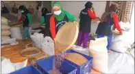  ?? VIRDITA R. RATRIANI/JAWA POS ?? ULET: Para pekerja Sirtanio menyaring beras sebelum dikemas.