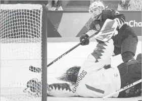  ?? CARLOS GONZALEZ TNS ?? Jocelyne Lamoureux-Morando scores the gold-medal-winning goal on Canadian goaltender Shannon Szabados during the shootout.