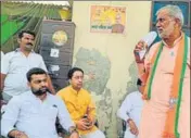  ??  ?? Sitting MLA Randeep Surjewala of the Congress and BJP candidate Leela Ram Gurjar campaignin­g in the constituen­cy. Both the leaders are accusing each other’s parties of dividing people on the basis of caste and claim support of all 36 communitie­s HT PHOTOS