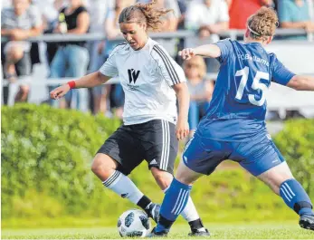  ?? FOTO: VOLKER STROHMAIER ?? Sechs der zehn Mannschaft­en sehen in der „Ersten“des SV Mietingen (hier Lisa Müller) den kommenden Meister.