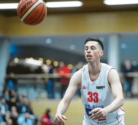  ?? Foto: Marcus Merk ?? Routinier Emanuel Richter war mit 19 Punkten und drei Dreiern wesentlich am knappen 58:55-Sieg der BG Leitershof­en/Stadtberge­n gegen den OSB Hellenen München beteiligt. Den entscheide­nden Dreier erzielte jedoch 1,3 Sekunden vor Schluss ein anderer Spieler.