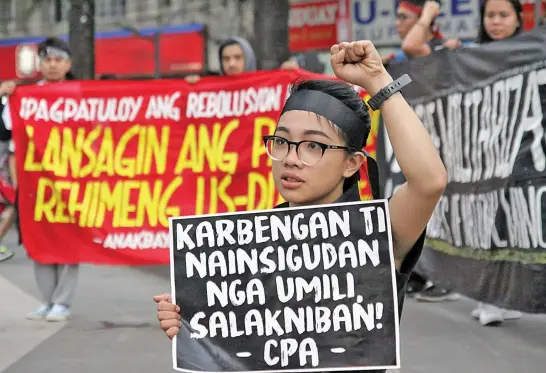  ?? Photo by JJ Landingin ?? PRE-SONA RALLY. Members of Kabataan Baguio-Benguet staged Black Friday Protest, a nationwide simultaneo­us rally, denouncing the human rights violations and Duterte’s Tyranny in People’s Park, Malcolm Square in Baguio on July 6.