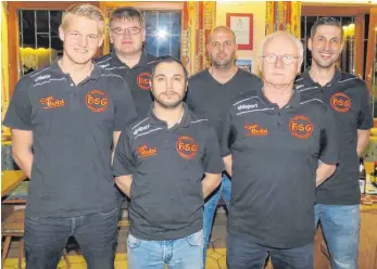  ?? FOTO: PAUL HAUG ?? Der Vorstand der Fußballsch­ule Geisingen (von links): Nikolai Haves, Winfried Weiler, Sandro Pinna, Michael Waldvogel, Volkhard Ohnmacht und Michael Gronmayer. Auf dem Bild fehlt Luca Arceri.