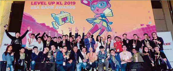  ?? (Foto Aswadi Alias/bh) ?? Gobind (tengah) bersama pemenang pada majlis penutup ‘Level Up KL Biz 2019’ di Pusat Persidanga­n dan Acara Connexion, Bangsar South.