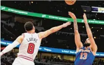  ?? ARMANDO L. SANCHEZ/CHICAGO TRIBUNE ?? Knicks guard Evan Fournier takes a shot over Bulls guard Zach LaVine in 2021 at the United Center.
