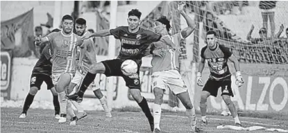  ?? (LA VOZ) ?? Romper la paridad. En el encuentro de ida, jugado en la cancha de Juniors, fue empate 2-2. Esta tarde, en Morteros, la balanza se terminará inclinando para uno u otro. El ganador asciende al Torneo Regional 2019.