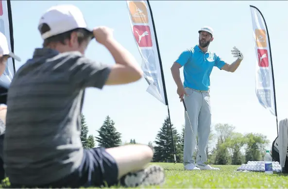  ?? MICHELLE BERG ?? Graham DeLaet gives some pointers during the Graham Slam golf clinic at Riverside Country Club in Saskatoon on Monday.