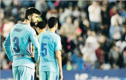  ?? JUAN CARLOS CÁRDENAS / EFE ?? Gerard Piqué, que entró cuando el Barcelona perdía por 2-0, se muestra cariaconte­cido