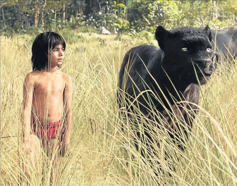  ??  ?? Mowgli y Bagheera, en El libro de la selva, remake de la película de animación de 1967, o nueva adaptación del libro de Rudyard Kipling