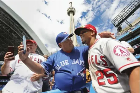  ?? RICHARD LAUTENS/TORONTO STAR ?? Deen Flett of Iqaluit catches a selfie with Ben Revere, the former Jay who scored the winning run for the Angels at the Rogers Centre on Saturday.