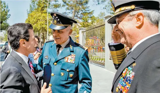  ??  ?? ESPECIAL El presidente Peña dialoga con Salvador Cienfuegos; el almirante Vidal Soberón sonríe .