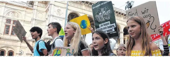  ??  ?? Wie ihr Vorbild Greta demonstrie­rten Schüler und Studenten im ganzen Land für eine bessere Klimapolit­ik. Die meisten Schulen waren geschlosse­n gekommen, sodass die Kinder und Jugendlich­en nicht schwänzten