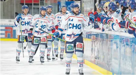  ?? FOTO: THOMAS HEIDE ?? Mit zwei Siegen in Folge im Gepäck fahren die Ravensburg Towerstars (vorne Sören Sturm) am Dienstag zum EC Bad Nauheim.