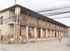  ?? FOTO: EL HERALDO ?? El palacio municipal se cae a pedazos y necesita intervenci­ón inmediata. Las calles rurales también ocupan mantenimie­nto.