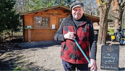  ?? Foto: René Meinig ?? Letzte Vorbereitu­ngen für den Saisonauft­akt am Karfreitag: Manfred Buttke recht Laub vor seiner Hüttertal-Baude.