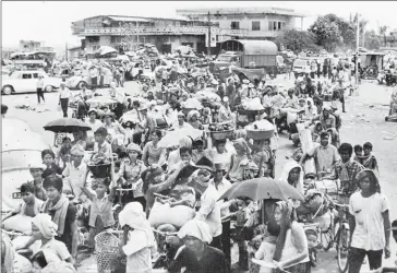  ?? AGENCE KHMERE DE PRESSE/AFP ?? An archive picture from Agence Khmere de Presse shows Cambodians leaving Phnom Penh after Khmer Rouge forces seized the Cambodian capital 25 years ago, on April 17, 1975.