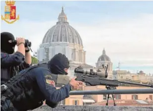  ?? // EFE ?? Agentes de la Policía italiana vigilan desde un tejado cerca del Vaticano