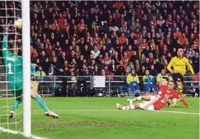  ?? REUTERS PIC ?? Borussia Dortmund’s Donyell Malen (right) scores against PSV Eindhoven during Tuesday’s Champions League last 16 first-leg match at Philips Stadion in Eindhoven.